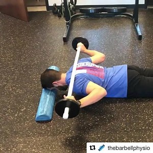 The Prone Press: A very tough exercise to strengthen the muscles of the upper back and shoulders. You won’t need much weight at all for this one, a pvc pipe with MAYBE a few pounds on it is usually enough! ✅ This exercise can be used for shoulder injury prevention as well. Add it to your program! #Repost The Barbell Physio | Rethinking Physiotherapy