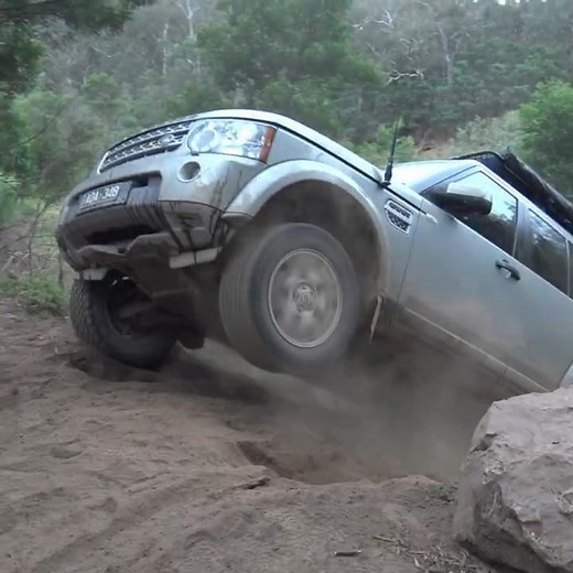 Land Rover Discovery 4 Drives a Steep Sandy Track #4x4 #offroad #landrover #landroverdiscovery #4wd