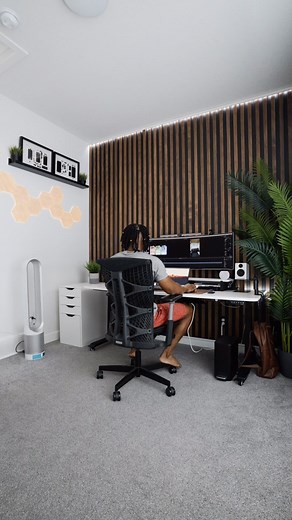 A simple home office upgrade that looks and sounds great!👌🏾 It’s my first time using a @dyson fan and for me, it’s the fact that they’re much quieter than anything I’ve used before. They’re also easy on the eyes and look like they fit perfectly into somewhere like a home office. This one is called the Dyson Pure Cool Link. It’s supposed to be a fan and air purifier combo but I can only vouch for the fan side at the moment which I think works great. There’s a magnetic remote and it can also be 