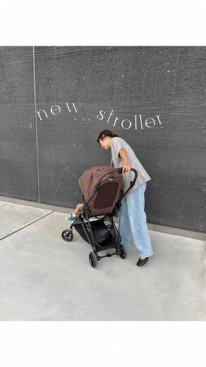 Kurumi Maruyama 丸山クルミ on Instagram: "@cybex_japan サイベックス メリオカーボンの新色 コーヒーブラウンをお迎えしました☕️ 始めは落ち着いた綺麗なブラウンに惹かれましたが 使ってみて今は機能性のトリコでして、、、 リアルな感想をまとめます📝 ↓ この形はすでにお持ちの方も多いかと思うので 共感も多いかもしれません✨ リールにはおさまりきらないほど魅力がありますが とりあえず私のお気に入りポイントを動画でまとめました リクライニングシートがほぼ寝姿勢にまでなるので 長男は外出中に疲れたらゴロンする~♪と かなり気に入っている様子☺️ そして起こすとしっかり座れる角度になるので 最近お座りが好きな8ヶ月の次男も ご機嫌に乗ってくれる時間が長くなり 親も助かっています🥹 そしてなんと言っても 押し心地の軽さと持ち運びの軽さに驚きでした！✨ なにかと荷物が増えたり子供がぐずったりして 手が足りない！私の体力も限界！となる場面も 多いですが、折りたたみも持ち運びも片手でできたり ベビーカー自体も軽かったりと、非常に