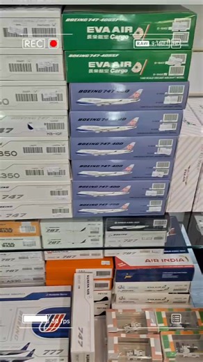AIRSHOP飛機館近期悄悄大批飛機模型進貨啦📢📢📢 1/200、1/400、1/500 金屬大規模到貨✈️ 目前陸續上架展售中歐❗❗ 🛒飛機館官網同步上架 https://reurl.cc/yApZja 從影片中是否看到不少經典珍藏模型呢⁉️ 同場加映!! 1/200、1/400 場景周邊停機坪、跑道及地勤車輛組系列同步到貨 !!! 加上1/144、1/72系列軍事機模型一起到貨 !!! 小編得說，不只這些!! 更多品項趕緊前往一趟飛機館民權店一探究竟囉✈️✈️✈️小編自己都想敗幾架回家啦🤩🤩🤩 | 飛機館 Airshop