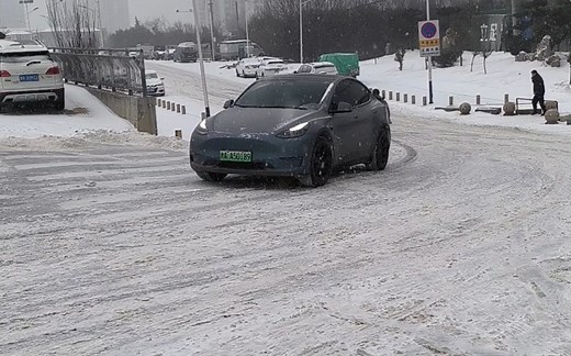 特斯拉Model Y雪地爬坡模式到底怎么样呢？