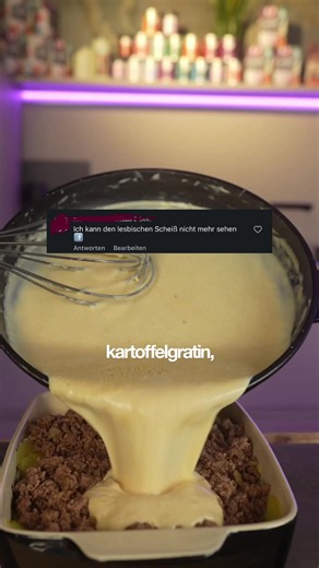 Disclaimer: ⚠️Ich weiß, viele meinen es lieb, wenn sie sagen: „Ignorier solche Kommentare einfach.“ Aber manchmal hilft es mir mehr, mit Humor darauf zu reagieren und das Ganze ein bisschen ins Lächerliche zu ziehen. Damit mache ich mich nicht über homophobe Erfahrungen lustig es ist einfach meine Art, damit umzugehen, den Kommentaren die Schwere zu nehmen und für mich etwas Abstand zu schaffen. ❤️ REZEPT ⬇️ Zutaten: * Ca. 900 g–1 kg Kartoffeln * Ca. 500 g Rinderhackfleisch * 2 Zwiebeln * Etwas 
