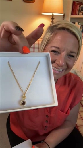 Un bijou révélant des souvenirs inoubliables... 📸 #bijoux #cadeau #souvenir