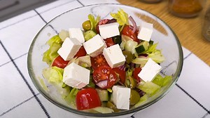 ❗️🔝 Quick and easy Greek salad recipe ❗️ Cut the lettuce Slice 1 cucumber Slice cherry tomatoes Chop the red onion Slice the olives Olive oil Juice of ½ lemon 1 garlic clove Salt and pepper Slice the feta cheese #greeksalad #greekcuisine #greekfood #salad #saladrecipe #easyrecipe #quickrecipe | Comida de la nevera