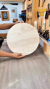 En este video te enseño una forma sencilla para cortar circulos perfectos con la fresadora o router de palma utilizando un accesorio que viene en casi todas los modelos que se venden. Es la guia paralela. En otro video te mostrare como hacerte una guia para circulos de mayor tamaño. Si te gustó apoya mi contenido con un live y sigueme para mas proyectos, consejos, tips y trucos de carpinteria. Alfredo Vega / Carpintero / DIY / Decobarriles #Herramientas #trucos #tips #circulos #madera #router #f