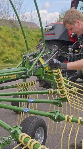 The new Swadro S 460 DB impresses high driving comfort in the field and on the road. The 18” balloon tyres at its tandem axles are positioned very close to the tine track, ensuring exact and accurate guiding of the tines 💪. The best things is, however, that the rake runs on the four wheels of the rotor chassis at the headland and during road transport. The machine runs very quietly and the tractor does not need any power for lifting it. As a standard, KRONE equips the rake with seven folding ti