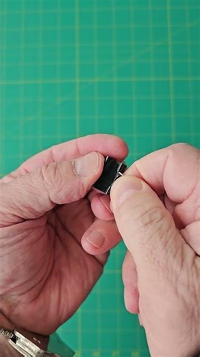 How to Open Handcuffs Fast: No Key? No Problem! (5s) 🔓 #shorts #handcuffs #lifehacks