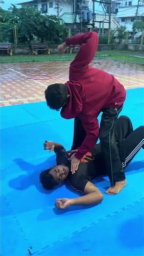 Ground defense 101: Turn the tables when you’re cornered. 🛑✨"#martialarts