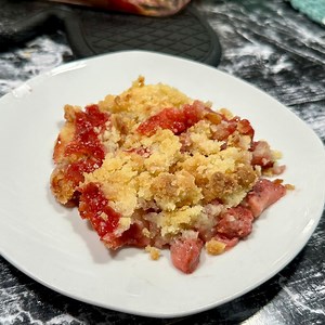 352K views · 3.5K reactions | Ce dessert à la fraise est à tomber  Ingredients: 400g de fraises 1 c.à.s de sucre Le crumble : 190g de farine 150g de sucre 150g de beurre | Deli Cuisine | Facebook