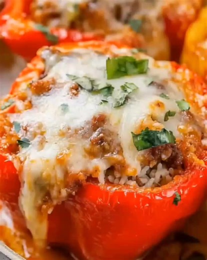 🌶️🍝 Italian Stuffed Peppers – cheesy, savory, and full of flavor! Perfect cozy dinner for the family 😍✨ 🌶️🍝 Italian Stuffed Peppers ⏱️ Prep: 15 mins | Cook: 40 mins | Servings: 4 | 📊 ~480 kcal per serving 🛒 Ingredients: • 3 large bell peppers (any color) 🌶️ • 1 yellow onion, finely diced 🧅 • 3 garlic cloves, minced 🧄 • 1 lb Italian sausage 🌭 • 1 cup shredded mozzarella cheese 🧀 • 2 tbsp cooking oil, divided 🫒 • 1 cup marinara sauce 🍅 • ½ cup uncooked long grain white rice 🍚 • ¾ cu