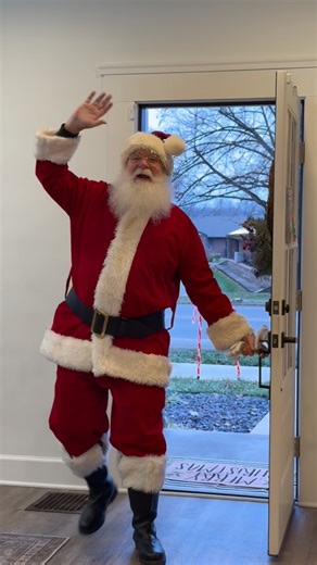 SANTA IS HERE 🎅🏼📸 come get a photo with him! ⏰ 9:30-11:30AM Ragan’s Winter Wonderland | Ragan McKinney