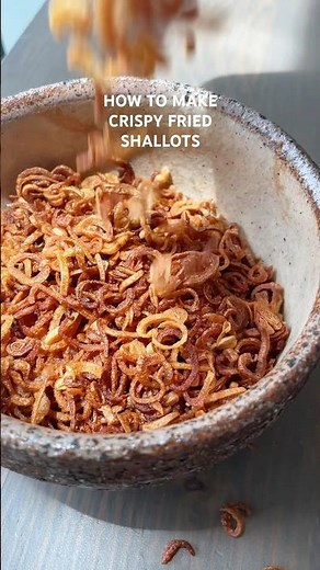 how to make crispy fried shallots! perfect for tofu, noodles, stir-fries, and more 🫶🏼