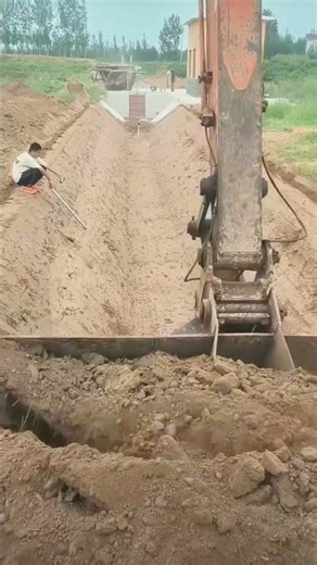 Smooth Trench Digging? Watch the Art of Excavator Operation by a Pro!