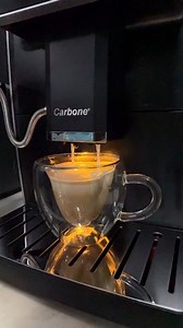 ☕ ¿Listo para convertirte en un barista experto desde casa? Descubre nuestra Máquina de Café Automática de última generación: 💻 Pantalla táctil de 7" para una experiencia de usuario intuitiva ⚙ Molinillo ajustable de 4 niveles y bomba profesional de 19 bar 🌡 Control de temperatura dual para el café perfecto 🥛 Contenedor de leche para capuchinos y lattes cremosos 🧼 Función de limpieza automática para un mantenimiento sin esfuerzo Desde espressos intensos hasta lattes suaves, ¡crea tu bebida f