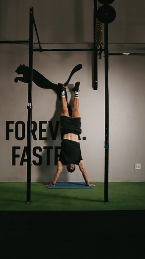 KIPPING HANDSTAND PUSH-UP Tutorial Handstand Push-Ups are a movement that builds shoulder strength and will test your balance and coordination. 👉Let’s break it down: - Begin by kicking up into a stable handstand position. Your body should form a straight line from your heels to your head. - Lower yourself down to the ground so that your hands form a triangle with your head - Initiate the kip by bending your knees - Explosively drive your feet and hips to the ceiling and push up through your arm