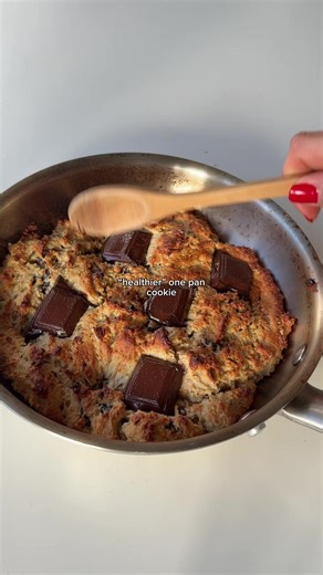 cookie à la poêle (version allégée) 🤍 Pour une poêle de taille petite/moyenne (attention mettez la au four uniquement si elle n’a rien de plastique, vérifiez toujours !!! La mienne était 100% en inox donc pas de soucis) - 120g de poudre d’amande - 1 scoop de protéine vanille (optionnel) - 2 œufs - 2 cas de miel - 2 cas de beurre de cacahuète - vanille (j’ai mis un sachet de sucre vanillé) - 1 cac de levure chimique - pépite de chocolat (coupe ta tablette à la main c’est meilleur) - 3 grosses pi