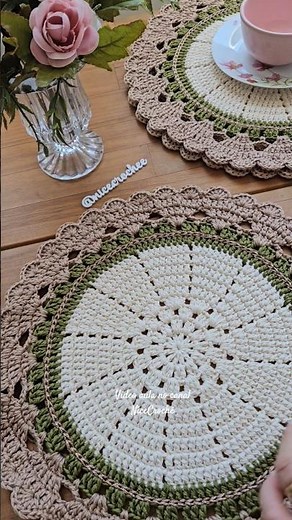 Want to learn how to make this placemat? Video tutorial on the NiceCrochê channel.