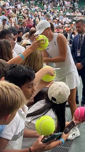 Iga Świątek with Fans after her R2 Win 🤍💚 #igaswiatek #Wimbledon | TeamSwiatek