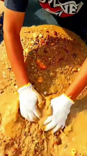 Gold finding in river#goldrush #goldpanning#goldmining#metaldetecting#prospecting#shortsfeed #shorts