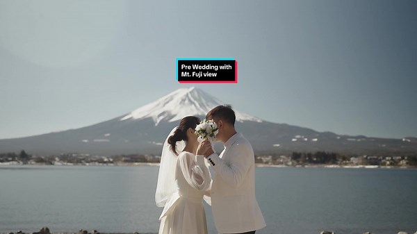 The mt. Fuji view makes everything more romantic🥹🗻 #nicmediajp #japanphotographer #櫻井翔 #photography #prenup #preweddingshoot #viralsound #photograherlife #prewedding #fypシ゚ #mtfujijapan🇯🇵