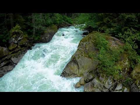 Torrent dans le parc national des montagnes rocheuses - bruit de rivière qui coule pour méditer
