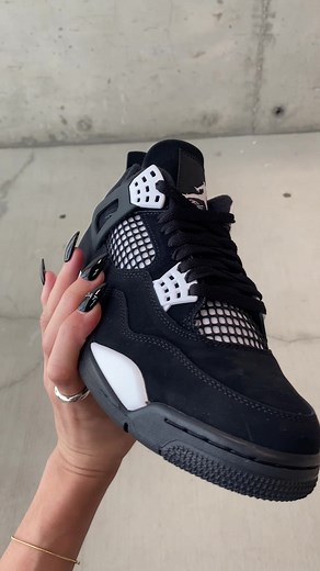 Unboxing Air Jordan 4 Retro ‘White Thunder’ - Signature Details