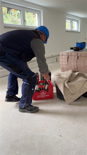 127K views · 610 reactions | Sobald die BG auftaucht, geht bei uns der Sicherheitsmodus auf Maximum! ‍♂️了 Helm sitzt, Kabel ordentlich, Haltung perfekt – man weiß ja nie, wer gerade zuschaut.  Aber Spaß beiseite: Sicherheit geht bei uns natürlich immer vor!   Und mal ehrlich: Wer von euch kennt das auch, wenn plötzlich alles ganz vorbildlich läuft?  | Elektrotechnik Geiger | Facebook