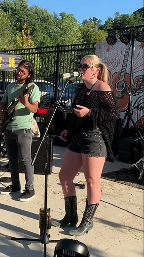 🤠 Lilly Moss sings “Strawberry Wine” #LillyMoss #strawberrywine #CountryVibes