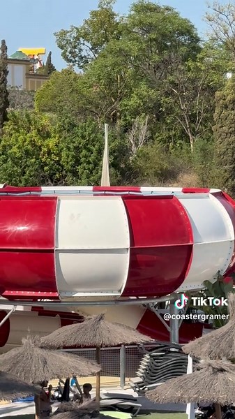 🔥 ¡Los nuevos toboganes de Terra Mítica ya están abiertos! ¿Valen la pena? Aquí te lo resumo rápido 👇 🌊 4 toboganes ➤ sin colchoneta, ni flotador. 🎢 El zigzag cerrado: corto pero MUY divertido. 🌀 El remolino… meh. Me quedé atascado. 💦 “Splash no splash”: perfecto para retarse con amigos. ↩️ Zigzag abierto: cumple, pero no destaca. ⚠️ Consejo útil: ¡levanta la espalda! Las juntas se notan 👀 📹 Pronto subo los vídeos onride. 🎯 Sígueme si te gustan este tipo de reviews rápidas de parques. #