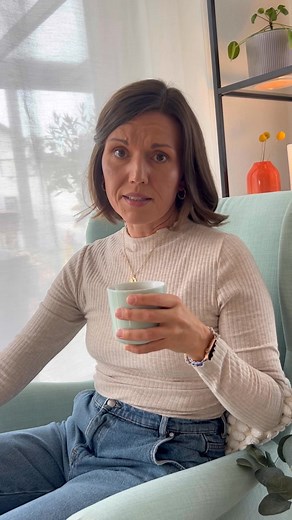 Du bist arbeitslos und hast das Gefühl, dass der Arbeitsmarkt an dir vorbeizieht? Dann lies weiter… Anne Frank stand im Frühjahr 2024 ohne Job da… Kein schönes Gefühl, aber sie hatte ehrgeizige Ziele: Sie wollte endlich beruflich durchstarten und sich eine Karriere aufbauen, die Zukunft hat … Doch die Realität sah anders aus: Hunderte Bewerbungen, kaum Rückmeldungen, keine klare Richtung… und das Gefühl, dass alle anderen weiterkommen, nur sie selbst nicht … Das klingt vielleicht bekannt für dic