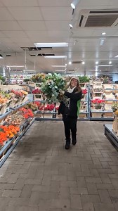 Ok, we are OBSESSED with this stunning bouquet 😍 Handcrafted by the fabulous Teresa at Longacres Flowers in Surrey 👏🌸 | Interflora UK