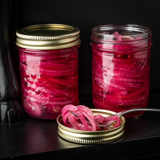 La petite bette / La p’tite bette / Manon Lapierre | Ma recette d'oignons marinés est toujours populaire !! C'est tellement commode à avoir dans le frigo et facile à faire 🧅👌 MAGIQUE 🎯💬 Pour... | Instagram