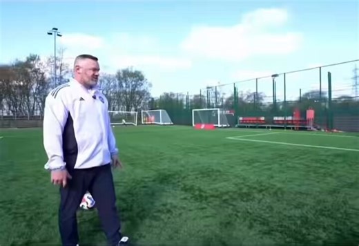 🚨😂 “𝐑𝐎𝐎𝐍𝐄𝐘 𝐒𝐓𝐔𝐍𝐒 𝐖𝐈𝐓𝐇 𝐒𝐊𝐈𝐋𝐋 𝐀𝐓 𝟒𝟎”Wayne Rooney pulled off a moment of brilliance that left everyone in disbelief.😳 One reaction said it all: “He’s mentally ill.”