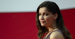 "Encore à moitié nue" : Laetitia Casta assume sa sensualité à 47 ans sur ces photos sexy qui font rager les machos
