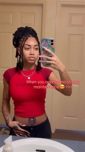 𝑆𝑡𝑎𝑖𝑛𝑒𝑑 𝑏𝑦 𝑀𝑖𝑎🤎🌞 on Instagram: "It just completes the look 😍 This is your sign to add henna to your monthly maintenance! this combo eatsss 💕 Henna - @stainedbymiaa Hair - @_.hairbytink._ Nails - @thekrylix • • #henna #hennatattoo #beauty #explorepage #justagirl"