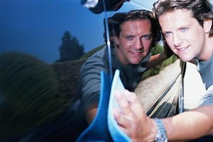 How to Buff Polish to Remove Scratches From Auto Glass Windows