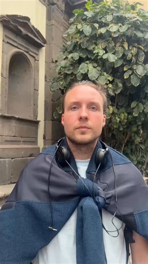 Yle Areena on Instagram: "Topin vinkeillä kohti seuraavaa kaupunkilomaa 🤩 Onko näistä vinkeistä apua, kun Borgin suuntaavat yhteiselle lomalle Kanarian lämpöön? Katso Topi ja Sointu lomalla Yle Areenasta. #topijasointulomalla #yleareena"
