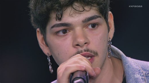 X Factor, Omar fa emozionare il pubblico con il suo inedito