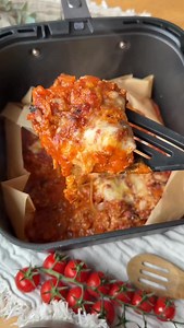 Cette lasagne à l’airfryer a le goût de l’italien 🤌🔥 Bœuf haché juteux, béchamel crémeux et mozzarella fondue – tout simplement parfait ! 🇮🇹 Couche par couche d’amour pur ❤️‍🔥 ✅Ingrédients： 250g de viande de bœuf hachée, 300ml de tomates passées, 1 oignon, 1 ail, 6 plaques de lasagne, 200g de béchamel, 150g de fromage à tartiner, 1 carotte, 200ml de bouillon de légumes, 1 mozzarella ✅Préparation : 1. Couper les oignons en petits morceaux et les faire revenir. Faire revenir la viande hachée,