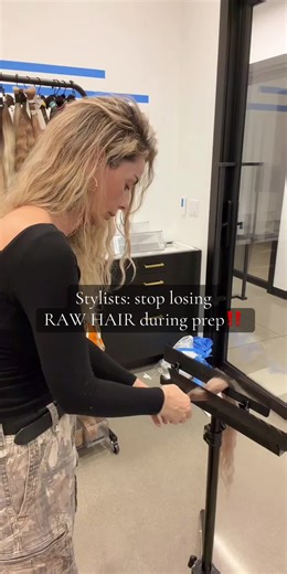 When you’re working with raw hair, the smallest mistake will cost you density and control. Here’s how I keep everything locked in and organized: • Use a tight-tooth holder (like this one) → the close teeth grip the bundle so it doesn’t slide • Place the pony directly into the teeth at the head → this secures the top so nothing shifts up or down • Keep your hand steady while working → raw hair will move if you’re not intentional • Apply your rubber bands one by one → don’t rush or you’ll lose str