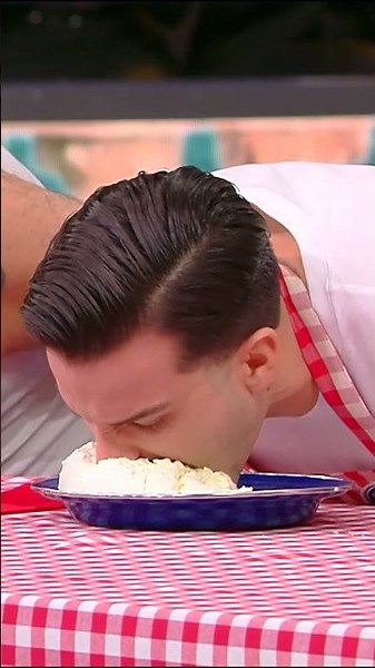 Eating 1kg of mozzarella with NO hands! 🤩