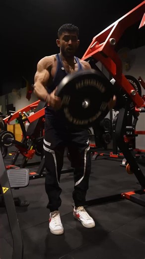 Dion Samuel on Instagram: "Do this and feel that ultimate mind-muscle connection with your front delts  One tweak can make the biggest difference — it’s not just about moving the weight, it’s about making the muscle work. #FrontDelts #MindMuscleConnection #ShoulderTraining #DeltsOnFire #MuscleActivation #GymTips #AestheticPhysique #BodybuildingTips"