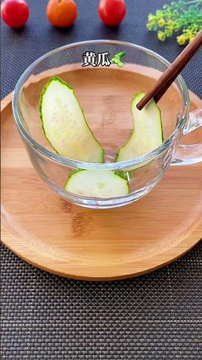 「黄瓜柠檬茶」8秒教会你。 过年油腻后赶紧来一杯，拉稀小技巧😬赶紧喝一杯吧。