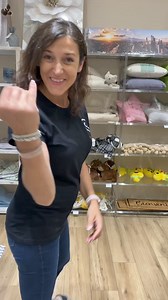 🏡 Decorar un piso de alquiler no tiene por qué ser costoso. 💰 Opta por accesorios económicos que transformen las estancias de forma rápida. Usa textiles y velas para dar personalidad y mesas auxiliares para conseguir un plus práctico🤩 #decoracion #ideasdecoracion #decolowcost #decorafacil #decoracionhogar #hogarydecoracion #casadecorada #casasbonitas | Rossodecora