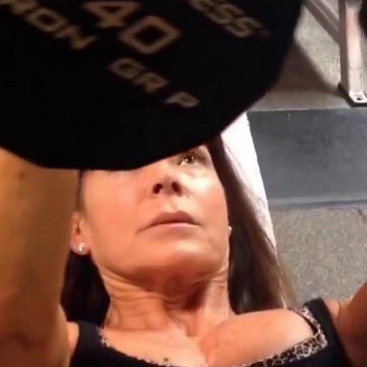 60-year-old female bodybuilder #Optimalfitnesbylisa#HotAndFlashy #ChestWorkout