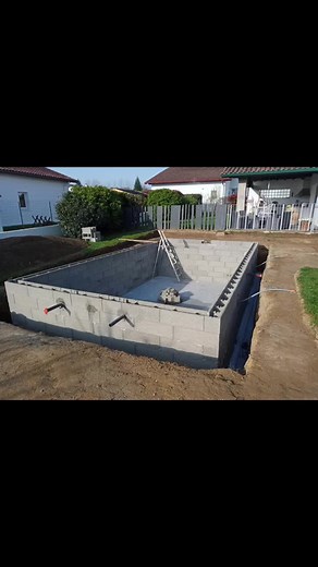 Création d’une piscine sur Ahetze. #pisciniste #piscinachallenge #cotebasque #ahetze #chantiers #creations #eski #piscinaa #pyreneesatlantiques #hj