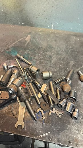 27 reactions | Robots are fun to build烙料 - - #robot #metalrobot #robotics #metalart #mechanic #welding #migwelding #scrapart #recycled #recycledmaterials | Nordic metal creations | Facebook