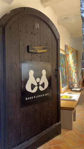AU COEUR DE L’ATELIER BANG & LESSIN : RENCONTRE AVEC GUI LESSIN 🎨 Bang & Lessin forment une unité singulière de deux artistes qui travaillent côte-à-côte, en collaboration permanente et engagée. Lors de cette rencontre, Gui Lessin a partagé la démarche commune qu’il mène avec sa femme Louise Bang : dans la même pièce, ils créent et signent leurs œuvres en mode duo, défendant une pratique où l’atelier devient un lieu central, ouvert au public, propice au dialogue esthétique et à l’échange créati