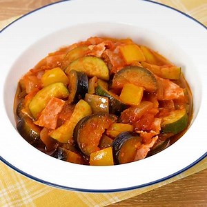 たっぷり夏野菜の彩りを楽しむ！ベーコンのラタトゥイユのレシピ | デリッシュキッチン